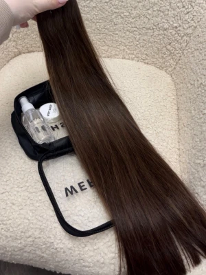 Brunt tejp löshår från Weft Shop #2 - Långt, rakt löshår i en naturligt brun nyans från Weft Shop. Kommer i ett kit med borttagningsspray och tejp