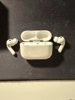 Pro trådlösa hörlurar PRO 2 - Trådlösa hörlurar i nytt skick. Hör gärna av dig om du är intresserad!!!