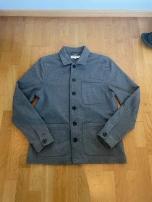 Grå overshirt - En riktigt schysst overshirt från märket Studio Total, perfekt nu till våren!!