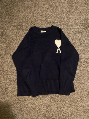 Ami Paris tröja - En ami tröja som jag har använt få gånger. Skriv för mer information!!