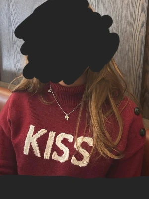 Zadig voltaire tröja💋💋 - ‼️INTRESSEKOLL‼️ På en skit cool röd tröja från zadig & voltaire med texten "Kiss" på🔥💋 Tryck INTE på köp nu då jag fortfarande inte är säker om jag vill sälja tröjan!!🥰 Skriv gjärna om ni har intresse och kom med prisförslag på vad ni skulle kunna tänka er att köpa tröjan för💞 Tröjan är nästan helt som ny bara använd ett fåtal gånger💕 Storlek 12-xs står det i tröjan💓