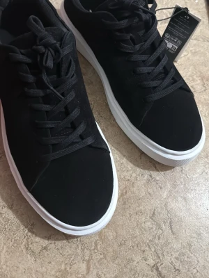 Jack & Jones Jfwstockholm skor  - Jack & Jones skor oanvända helt nya med lapp. Säljs då jag inte behöver de. Storlek 43