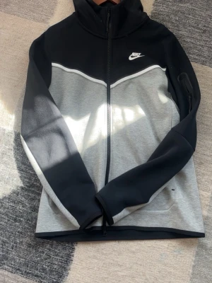 Nike tröja - Säljer en Nike tech fleece jag hittade under garderob rensning tröjan är i Nyskick. I Storlek M