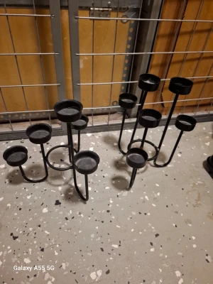 Svarta metall ljusstakar - Två svarta ljusstakar i metall med plats för flera värmeljus. De har en modern, industriell design med rundade former och olika höjder på ljushållarna. Perfekt som dekoration i hemmet för att skapa mysig stämning.