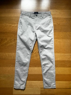 Bondelid Chinos - Säljer ett par snygga och klassiska chinos från Bondelid. Perfekta till både vardag och lite mer uppklätt ✨🎊