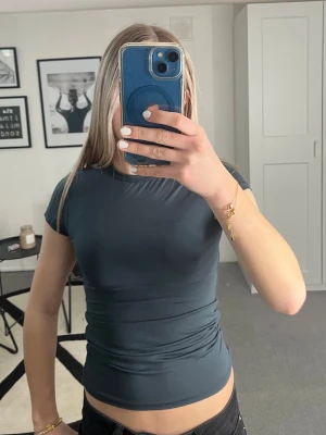 Grön/blå tajt tröja - Säljer en grön/blå tajt tröja från lager 157. Aldrig använd