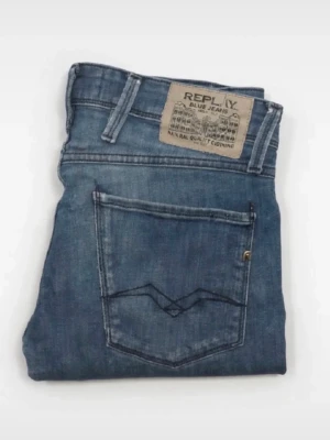 Blå jeans från Replay - Snygga blå jeans från Replay med klassisk femficksdesign och slitna detaljer. Jeansen har en rak passform och är tillverkade i denim med en cool tvättad look. Märkespatch bak i midjan och diskret logga på bakfickan.