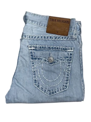 True Religion jeans - True Religion jeans Ricky fit W34 [Ytterbenslängd 118cm] [Innerbenslängd 91cm] [Midja 46cm] [Benöppning 23cm] 