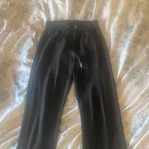 Svarta mjukisbyxor från Gina Tricot XS - säljer mina svarta mjukisbyxor från gina då jag behöver rensa ut garderoben. byxorna har en liten skada (bild 3) men inget man lägger märke till. köpta för ungefär 300kr och säljer för 100kr. det är bara att skriva om du funderar över något 💕🫶