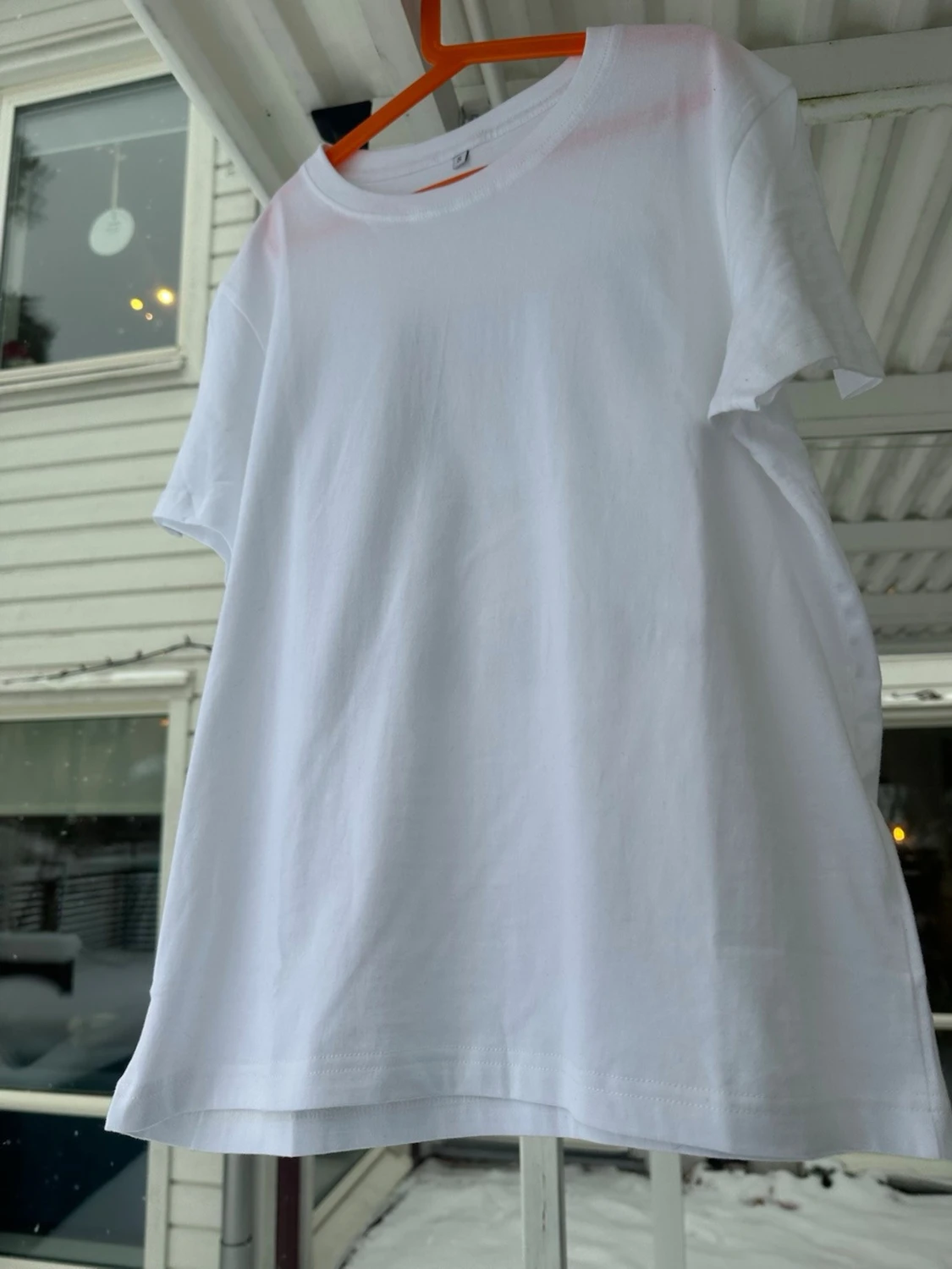 Vit t-shirt med ett unikt retro tryck på ryggen - 1