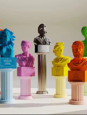 Mytologik parfume  - Unika parfymer från Mythologie 7 st i form av färgstarka byster: Artemide i neonrosa och Zeus i neonorange. Flakongerna är tillverkade i plast och levereras i snygga presentaskar med grafiska tryck. Perfekt för dig som vill ha något riktigt speciellt i parfymhyllan. Pris per st 2650kr egentligen kostar den 3 tusen euro.