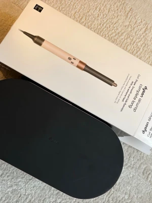 Säljer Dyson Airwrap Complete Long special edition (Ceramic Pink/Rose Gold) - Alla originaltillbehör medföljer, samt originalbox. Allt ingår enligt bild. Kvitto finns såklart   Perfekt för att locka, forma, föna och släta ut håret utan extrem värme. Ger salongskänsla hemma och minskar friss samtidigt som håret får fin glans.  Kan mötas men även frakta! Allt sker inom 24h Pris ej hugget i sten!!  Ordinarie pris: Ca 6500kr