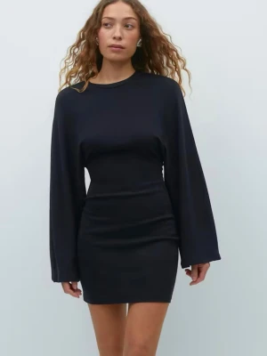 Svart klänning med vida ärmar - Klänningen har en figurnära passform i midjan, vida ärmar och är tillverkad i ett mjukt, stretchigt material. Från Ginatricot, ordinariepris 399kr, säljs för 150kr. Använd en gång. Storlek M. Skriv om det önskas fler bilder på klänningen. 💛