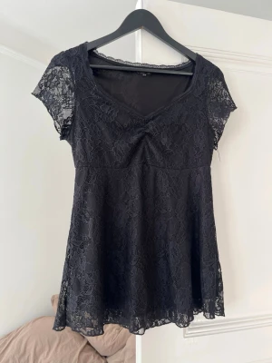 Spets topp  - Svart spets topp från Happy Holly. Jättebra skick. Köpt på vinted och endast använd en gång av mig. St 36/38 som står på lappen. Skriv om ni har några frågor! 