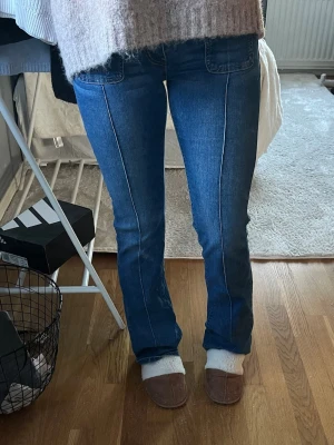 Bootcut jeans - Snygga mörkblå jeans med bekvämt och stretchigt material. Säljer pga att de inte använts på länge. Pris kan diskuteras!