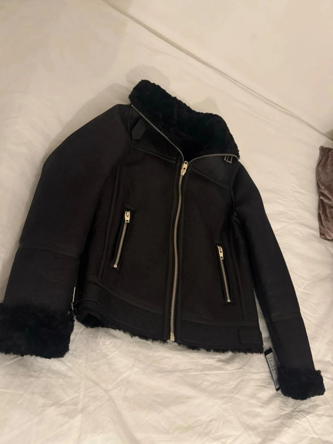 Svart pälsjacka med dragkedjor - 1