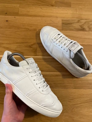 Valentino Garavani - Flycrew  - Väldigt fina Flycrews | Storlek: 41, innersulans mått är prick 27,2 cm | Självklart autentiska | Skick: bedöms själv med hjälp av bilder, i min uppskattning bra skick. Saknas sammanlagt 3 nitar | Skriv gärna vid behov av fler bilder | Tillbehör: endast skor | Kom PM vid frågor, allt gott |