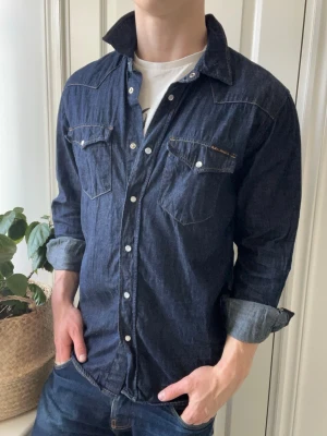 Nudie jeans skjorta  - Nudie jeans skjorta, Inga defekter! Modellen i bilderna är 180 cm 75 kg och bär Storlek M , Kom med frågor! 🌟 (Kan gå ned i pris vid köp av paket 😉) 
