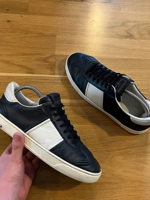 Valentino Garavani - Flycrew - Väldigt snygga Flycrews | Storlek: 41,5, innersulans mått är prick 27,4 cm | Självklart autentiska | Skick: bedöms själv med hjälp av bilder, i min uppskattning bra skick, saknas sammanlagt 10 nitar | Skriv gärna vid behov av fler bilder | Tillbehör: Valentino box | Kom PM vid frågor, allt gott | 