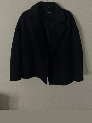 Svart kappa från Lindex XS - Jättesöt marinblå kappa för både hösten och våren. För mer frågor är det bara att dma💞