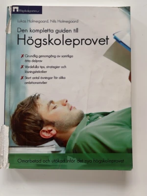 Den kompletta guiden till Högskoleprovet - En kursbok med titeln 'Den kompletta guiden till Högskoleprovet' av Lukas Holmegaard och Nils Holmegaard. Boken har ett omslag i gröna och blå toner med en person som lutar huvudet mot ett bord. Innehåller tips, strategier och övningar inför högskoleprovet.