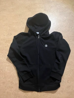 Moncler zip hoodie - Säljer en snygg moncler zip hoodie. Priset kan diskutera skriv om du vill ha flera bilder.