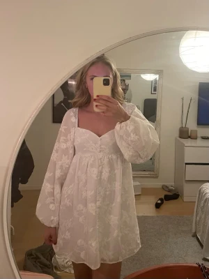 Vit klänning  - Superfin klänning från Gina som är helt oanvänd med lapparna kvar. Perfekt till student, midsommar osv 