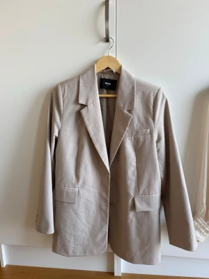 Kavaj - Beige kavaj från Bikbok i storlek XS 🤎  Klassisk kavaj som fungerar både till vardags och fest! Sparsamt använd, säljer då jag inte har användning för den!