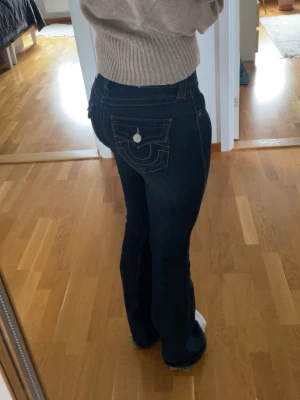 Bootcut jeans True Religion - Säljer ett par mörkblå bootcut jeans från True Religion, mycket bra skick!💕