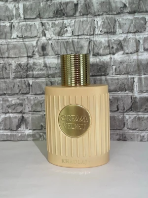 Cream Velvet  Khadlaj extrait de parfum - Creme velvet från Khadlaj. Innehåller 100 ml extrait de parfum. Se bilder för noter och mängd kvar i flaskan. 