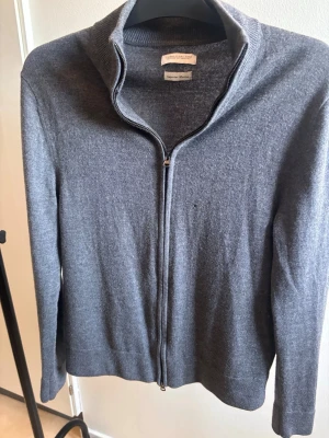 These glory days Full zip - Hej, Säljer denna riktigt snygga These glory days full zipen! Tecken på användning finns (kolla bilder) därav billigt pris (nypris 1100). Storlek M men passar S.