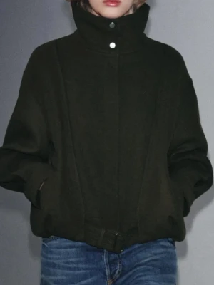 Supersnygg slutsåld ZARA jacka - Säljer denna supersnygga kappa/jacka från Zara som är slutsåld. Köpte i höstas för ca 1800kr . Den är i färgen mörkblå/svart och den är i st xs men den är lite oversize i modellen så den passar absolut xs-m. Pris kan diskuteras!