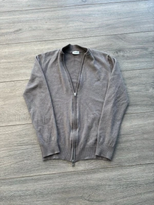 John Henric fullzip 100% merinowool  - Säljer nu min john henric fullzip då den är lite tajt. | Storlek S kanske sitter lite mindre i storleken men inget jätte märkvärdigt. | Fin färg. | Passar till både vardag och fest. | 100% merino ull. | Släng iväg en signal vid funderingar så svarar jag snabbt. | Mycket bra skick utan slitage eller knoppar.