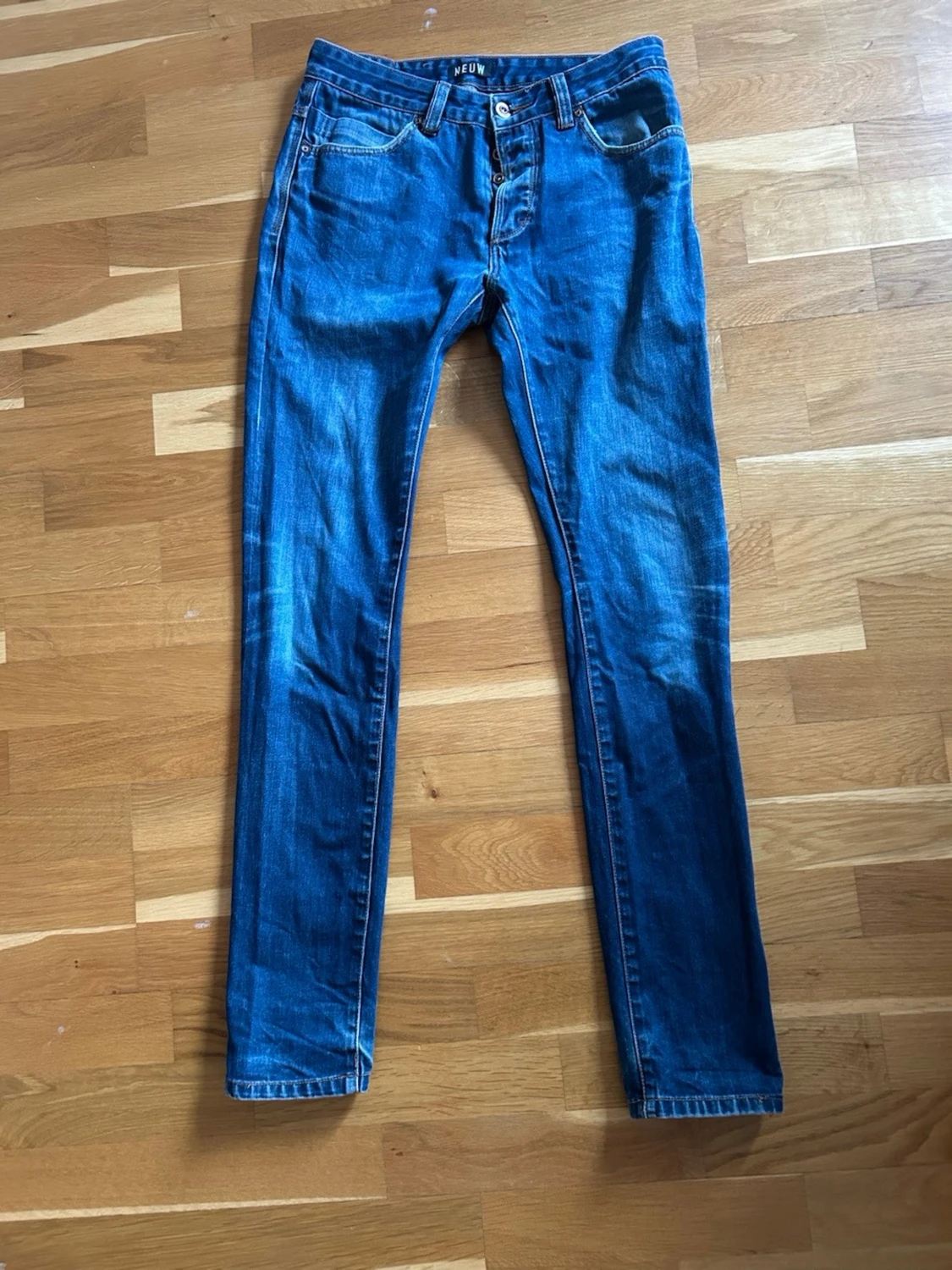 Blå slim fit jeans från Neuw