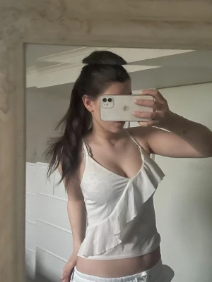 Blus vit - Använda litegrann men bra skick💕💕 Kontakta mig för fler bilder🤗🤗 