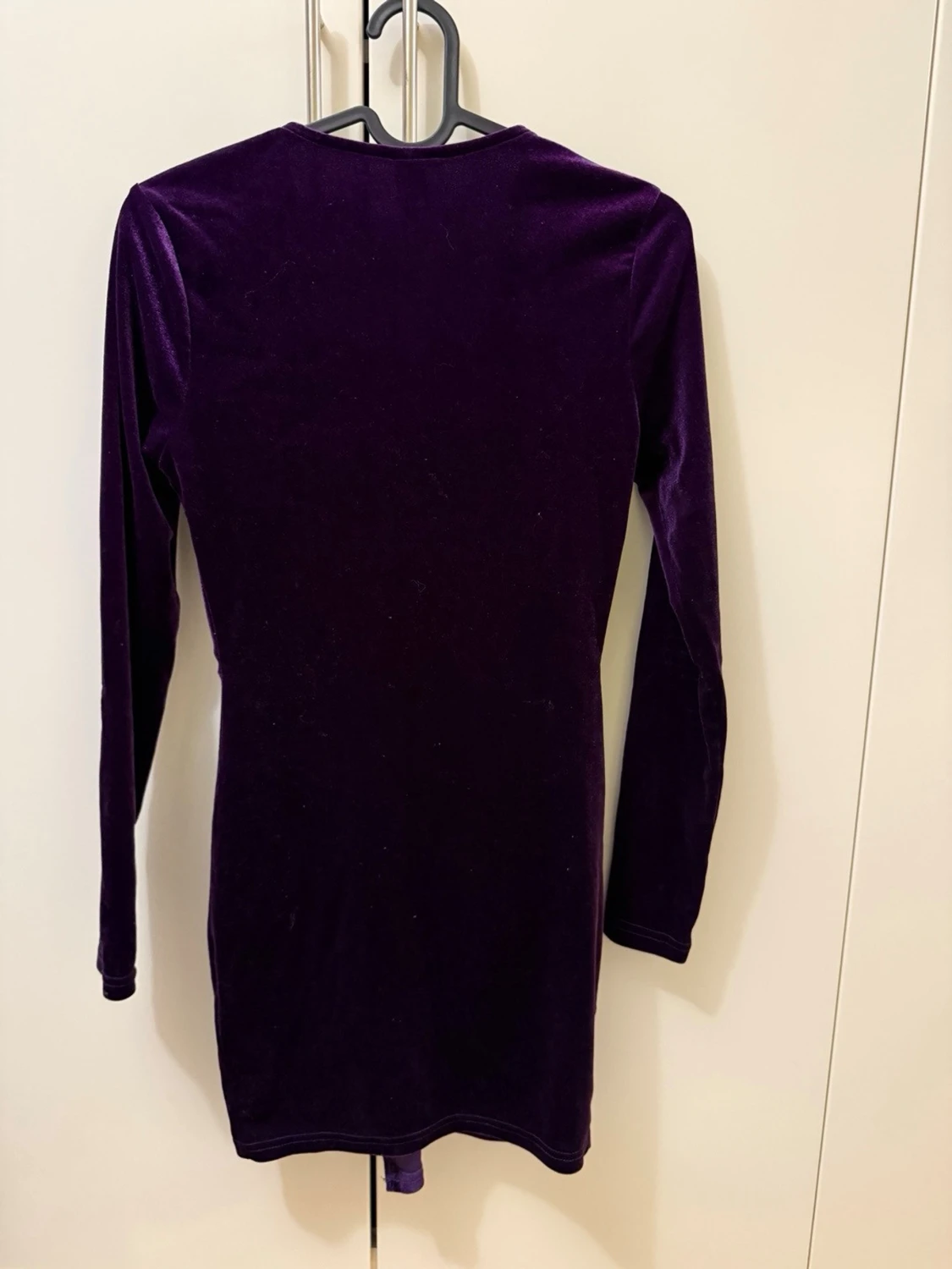 Lila sammetsklänning med knyt - 1