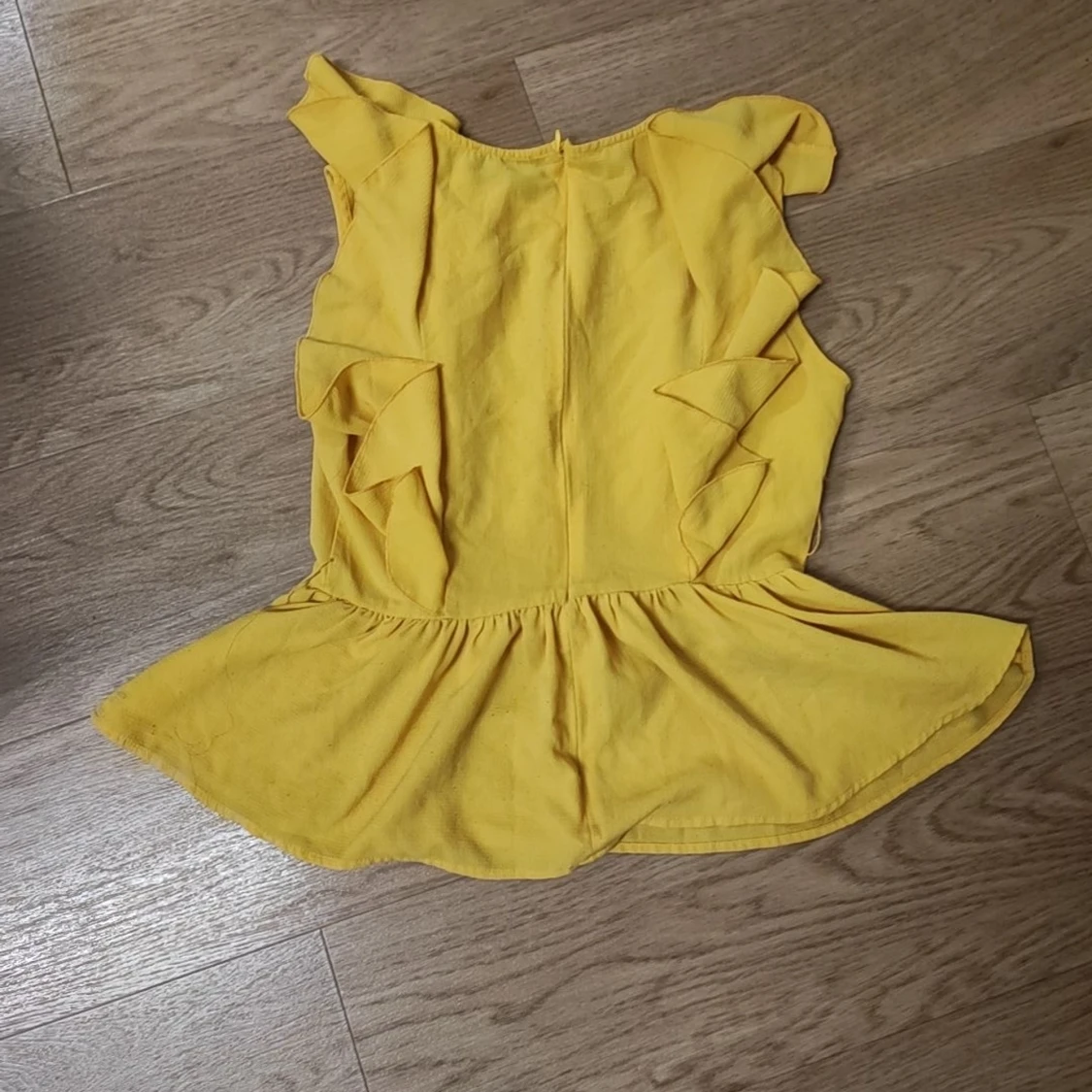 Gul volangblus med ryschdetaljer - 1