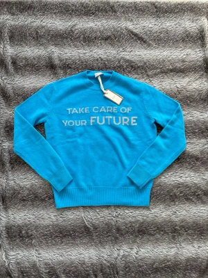 Herno cashmere tröja HELT NY - Hej! Säljer nu denna väldigt snygga och eftertraktade Hernotröja! Tröjan är perfekt nu till våren. Storlek 48 fits xs/s Skick: 10/10 helt ny med tags. Nypris: 5000 kr Säljs för: 1299kr