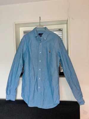 Ljus blå skjorta från Ralph Lauren - Ljus blå skjorta från Ralph Lauren i stl M slimfit mycket bra skick
