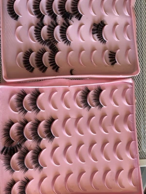 Flera par lösögonfransar i mixade stilar - Säljer flera par lösögonfransar i olika volym och längd. Fransarna är svarta, har en böjd form och levereras i rosa plastförpackningar. Perfekt för dig som vill testa olika looks och experimentera med ögonmakeup.