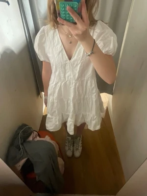 VIT SOMMARKLÄNNING - Söt sommarklänning ifrån Zara❤️perfekt till skolavslutning