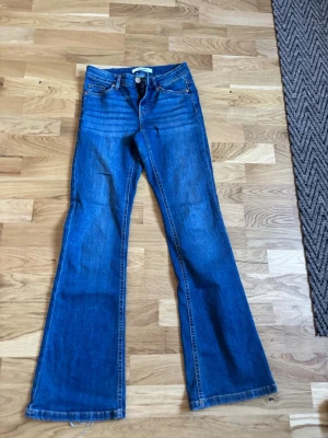 jeans - Säljer ett par blåa jeans från kappahl, storlek 34 💞 väldigt stretchiga, står low waist men skulle säga mid waist💞