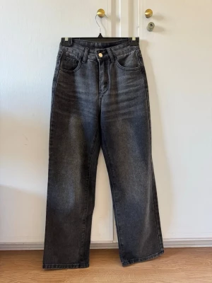 Svarta raka jeans - petite - Säljer ett par svarta raka jeans med hög midja och petite passform. Snygg tvättad look och raka ben ger en avslappnad vibe. Perfekta till sneakers eller boots 🫶🏻