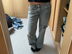 Zara jeans - Populära zara jeans som inte går att köpa längre. Har gjort några fler hål och klippt av lite på längden. Pris kan diskuteras🥰