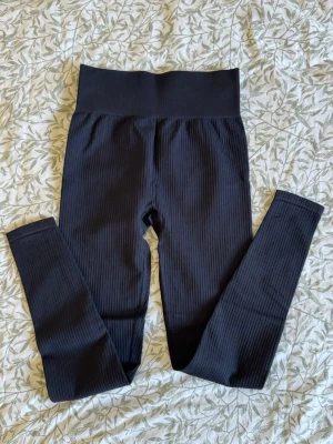 Mörkblåa ribbade leggings H&M Sport - Säljer ett par mörkblåa ribbade leggings från H&M Sport med hög midja och stretchigt material. Perfekta för träning eller chill dagar. Snygg passform och mjukt tyg som sitter skönt hela dagen 💗
