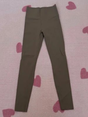 Beige-lila seamless träningsbyxor från H&M - Supersköna och snygga träningsbyxor! De är mer styva vid magen vilket gör en mer snatched 🤭Försökte visa färgen lite bättre på sista bilden