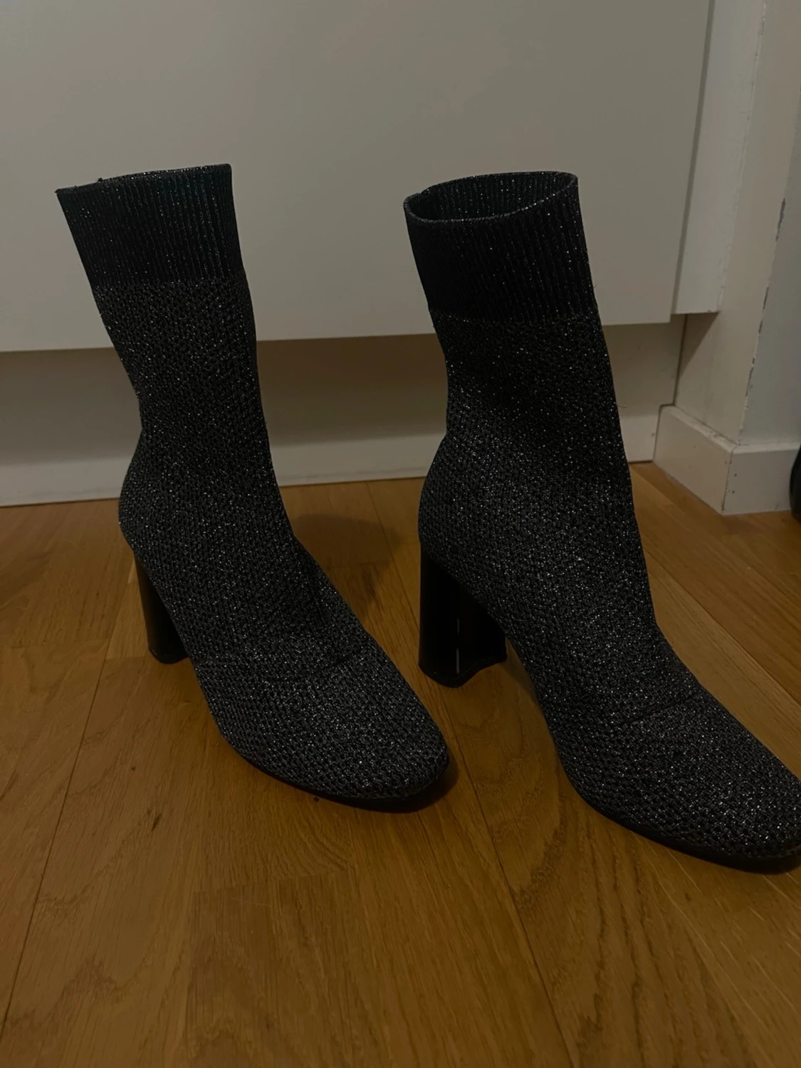 Glittriga svarta sockboots med klack - 2