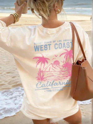 T-shirt med tryck - Lite oversized T-shirt som passar perfekt på sommaren, semestern eller bara hemma. Aldrig använd. Något mer gul/beige i verkligheten än på bild.