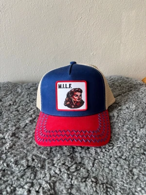 Reventie MILF keps - En Revenite keps som inte säljs längre med en kvinna på kepsen och ett  M.I.L.F tryck. Nypris 499kr från Revenites egna hemsida men säljs inte längre, mitt pris 299kr men kan fof diskuteras vid snabb affär. HELT OANVÄND! Pris ej hugget i sten