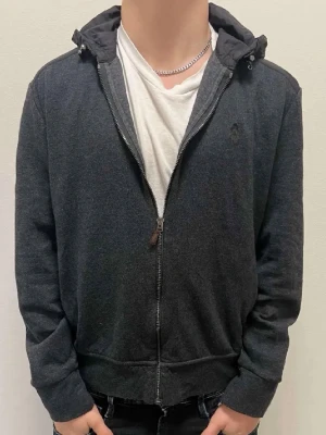 Ralph Lauren Cardigan - Tjena! Säljer nu denna Ralph lauren cardigannen | skick 8/10 | modell: cardigan | nypris: 4299 | pris kan diskuteras | tveka inte på att höra av dig vid ytterligare frågor samt fler/bättre bilder! 😊